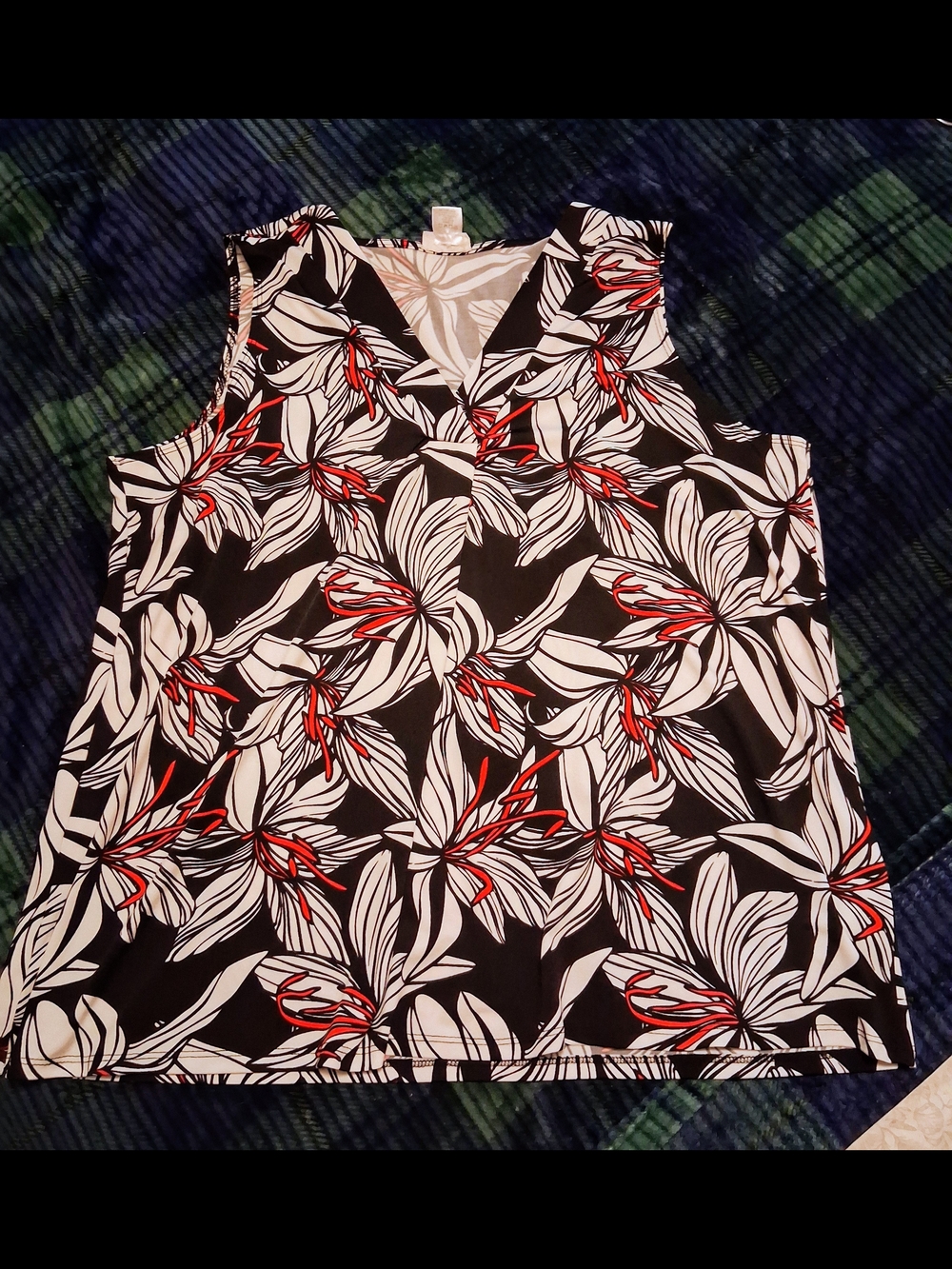 NWOT Womens 3X  Elan & Grace Sleveless Tank with White and Red Floral Print